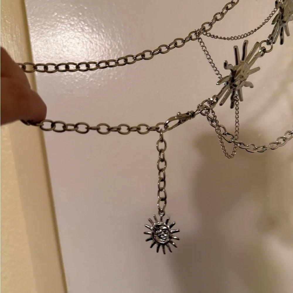 FESTIVAL VIBES! Silver Floral Chain Belt - Picture 3 of 3